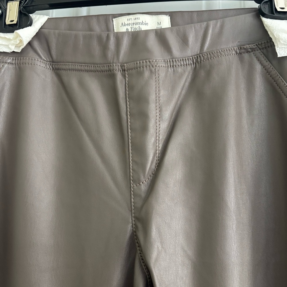❤️2/$15 or 3/$21❤️Abercrombie & Fitch Taupe Faux Leather Leggings, Size M - Picture 4 of 10